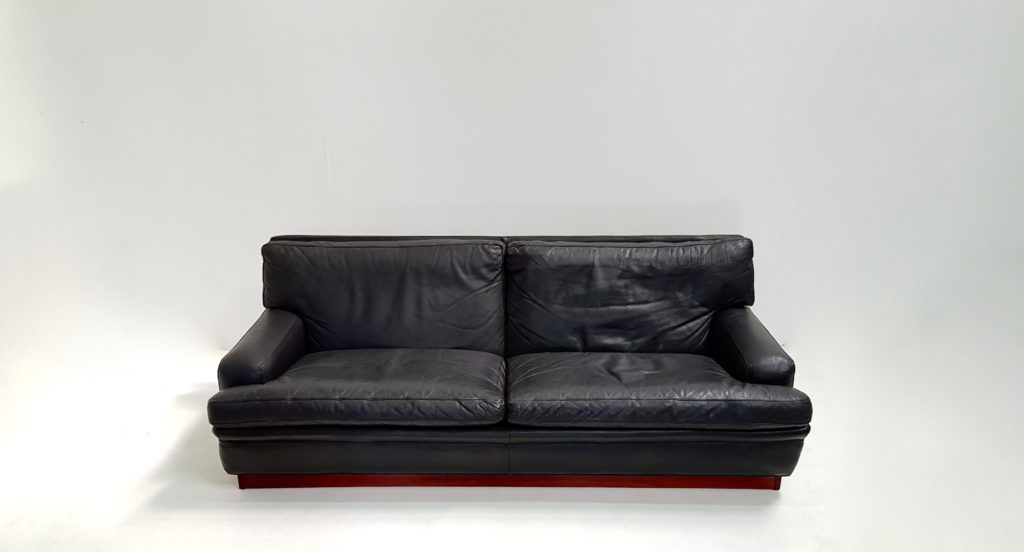 Canapé scandinave 2/3 places Modèle Merkur en Cuir Noir par Arne Norell, 1960s